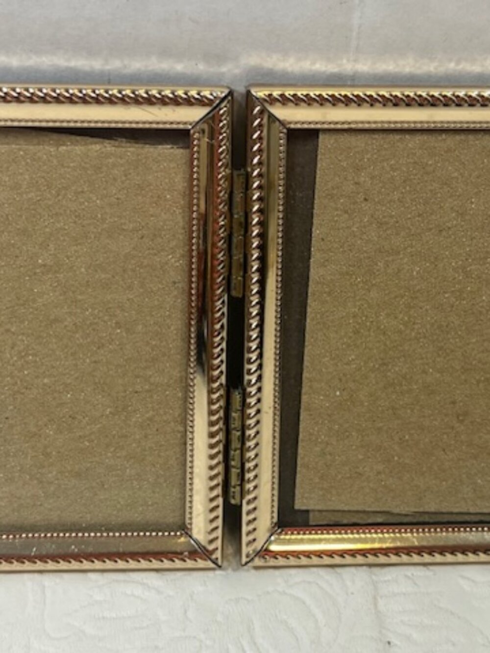 VTG Trifold Gold Tone Metal Hinged Mini Photo Frame Embossed Rope-Style Borders - Picture 7 of 11